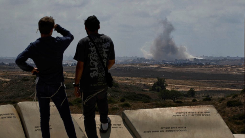 Daljnogled, selfiji, kokice: sedež v prvi vrsti za eksplozije v Gazi