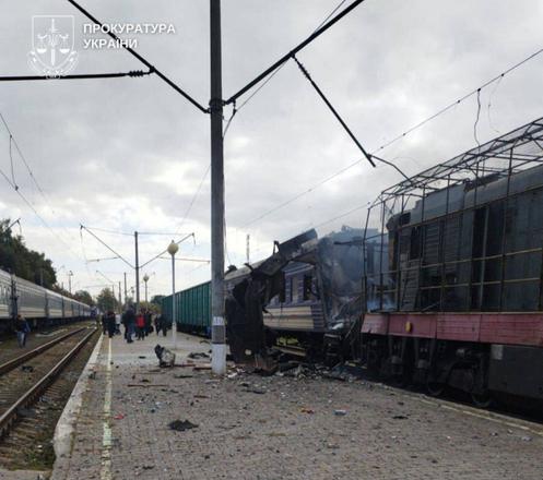 Un train de voyageurs détruit après l’attaque d’un drone russe sur la gare ferroviaire de Chostka, dans l’oblast de Soumy (Ukraine), le 4 octobre 2025.