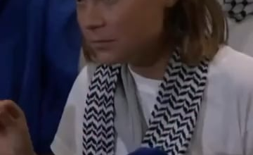 Greta Thunberg s’adresse à la presse après sa libération d’une détention illégale en Israël : « Je pourrais parler très, très longtemps de nos mauvais traitements et des abus durant notre emprisonnement. Croyez-moi, mais là n’est pas le sujet. »