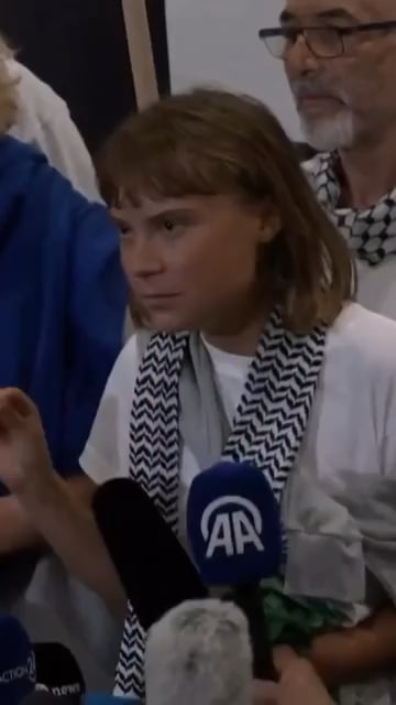 Greta Thunberg s’adresse à la presse après sa libération d’une détention illégale en Israël : « Je pourrais parler très, très longtemps de nos mauvais traitements et des abus durant notre emprisonnement. Croyez-moi, mais là n’est pas le sujet. »