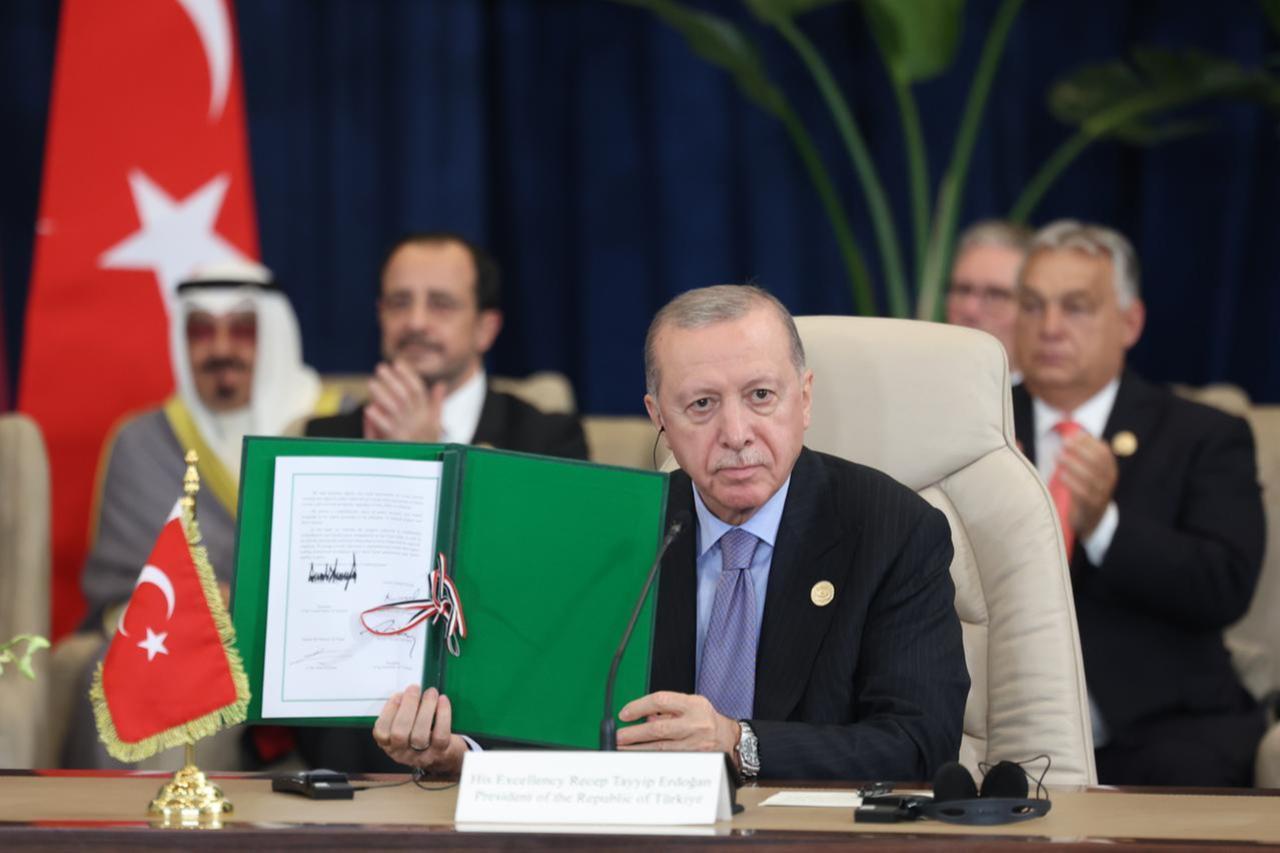 President Recep Tayyip Erdogan signed the document on Gaza ceasefire deal at the Sharm El-Sheikh Peace Summit in Sharm El-Sheikh, Egypt, Oct. 13, 2025. (Photo via Turkish Presidency / AA Photo)