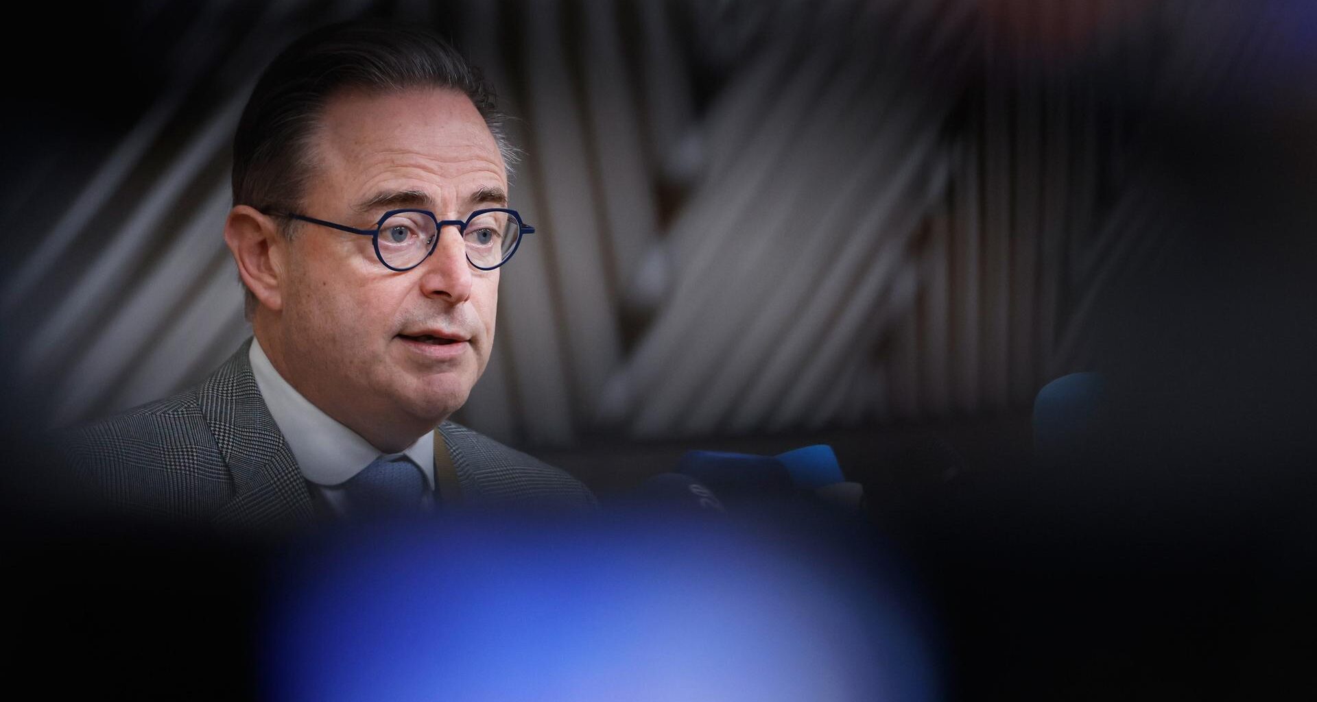 Der belgische Premierminister Bart De Wever spricht mit den Medien, als er zu einem EU-Gipfel im Gebäude des Europäischen Rates eintrifft.