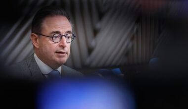 Der belgische Premierminister Bart De Wever spricht mit den Medien, als er zu einem EU-Gipfel im Gebäude des Europäischen Rates eintrifft.