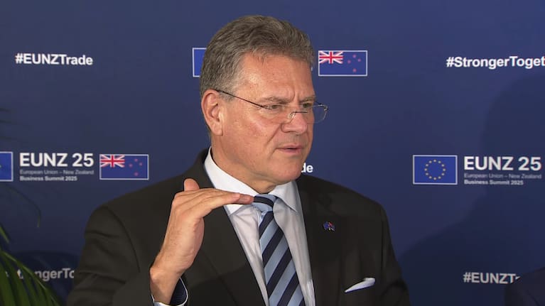 European Commissioner for Trade Maroš Šefčovič demonstrates the "new golden bar" the EU-NZ agreement had set.