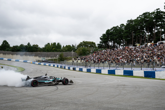 Formula One racing driver Valtteri Bottas does a doughnut in a Mercedes-AMG F1 W13 E Performance racing car on Sunday at the Peaches Run Universe 2025 show run event in Yongin, Gyeonggi. [PEACHES]