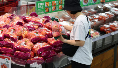 A shopper picks out apples at a supermarket in Korea on Oct. 8. [YONHAP]