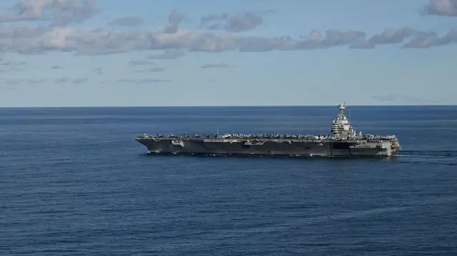 El portaaviones más grande del mundo, el USS Gerald R. Ford, navega en el Mar del Norte durante el ejercicio Neptune Strike 2025 de la OTAN el 24 de septiembre de 2025.