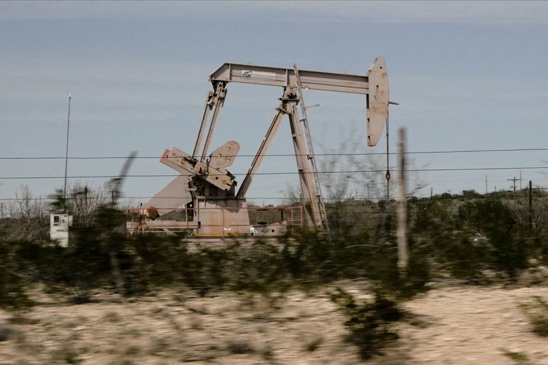 Oil settles down 1.5% on US-China trade tensions, IEA warning of glut