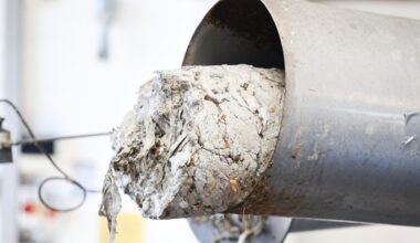 Sogenanntes Rechengut steckt in einem Klärwerk in einer Rohrleitung.