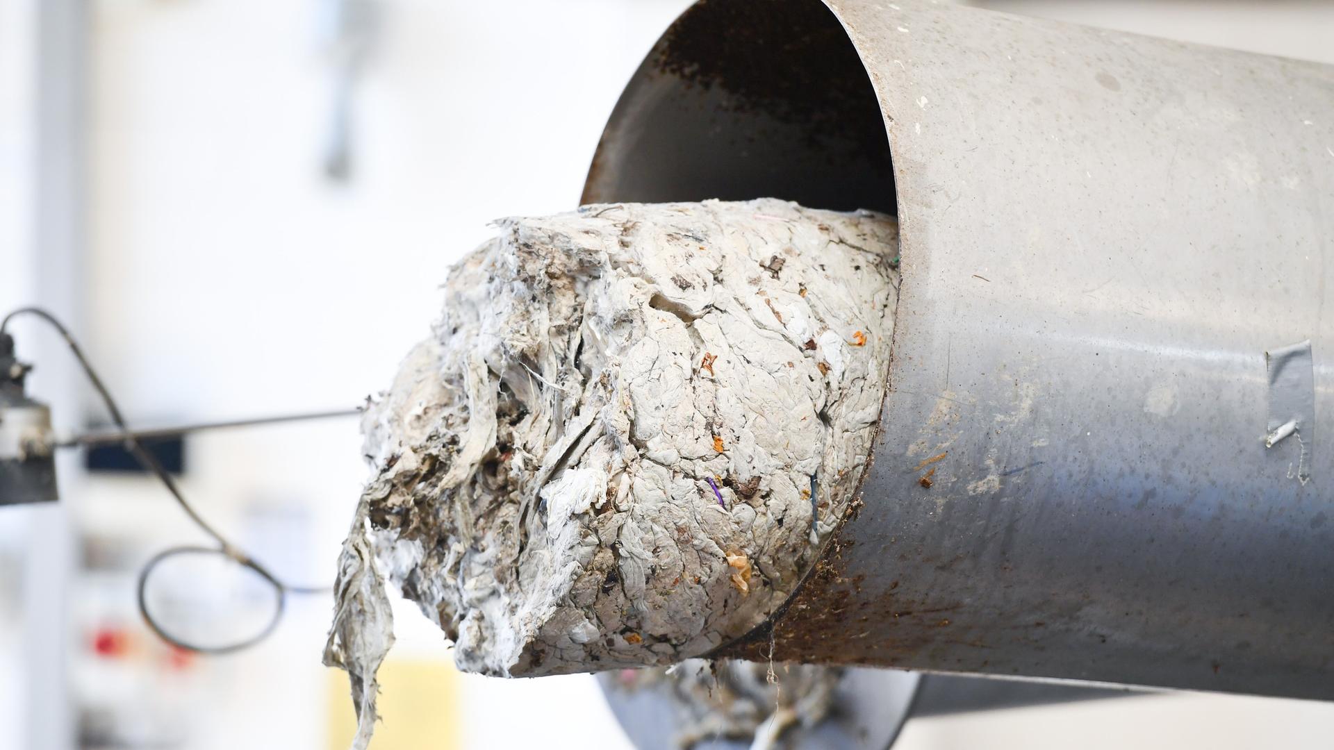 Sogenanntes Rechengut steckt in einem Klärwerk in einer Rohrleitung. Sogenanntes Rechengut steckt in einem Klärwerk in einer Rohrleitung.