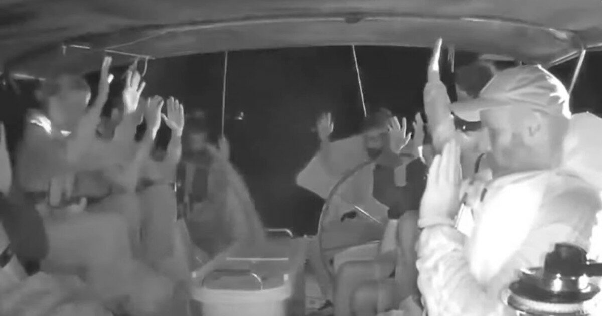 L'abbordaggio di Israele sulle barche della Flotilla: 'Bloccati equipaggi'. 'Circondati da motovedette armate'. Poi l'annuncio: 'Andiamo avanti'