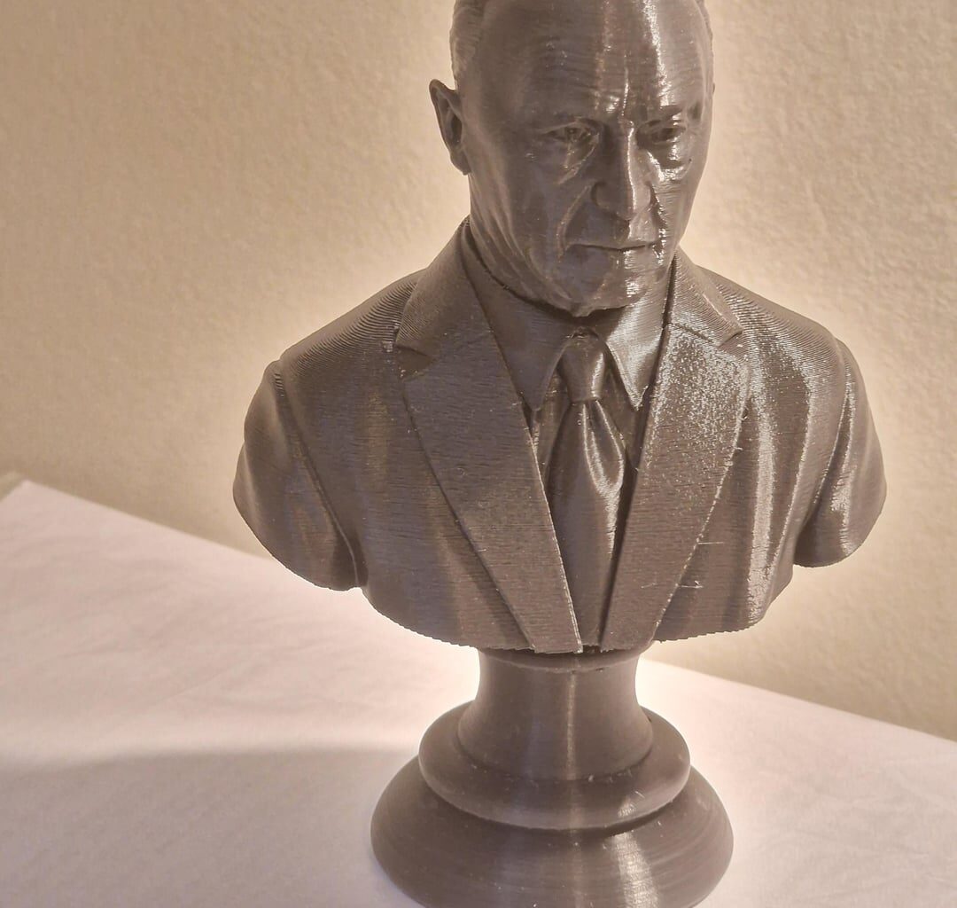 Zásilkovna story: Poslal jsem 3D tištěnou hlavu kancléře Adenauera, příjemci došly funkční kalhoty