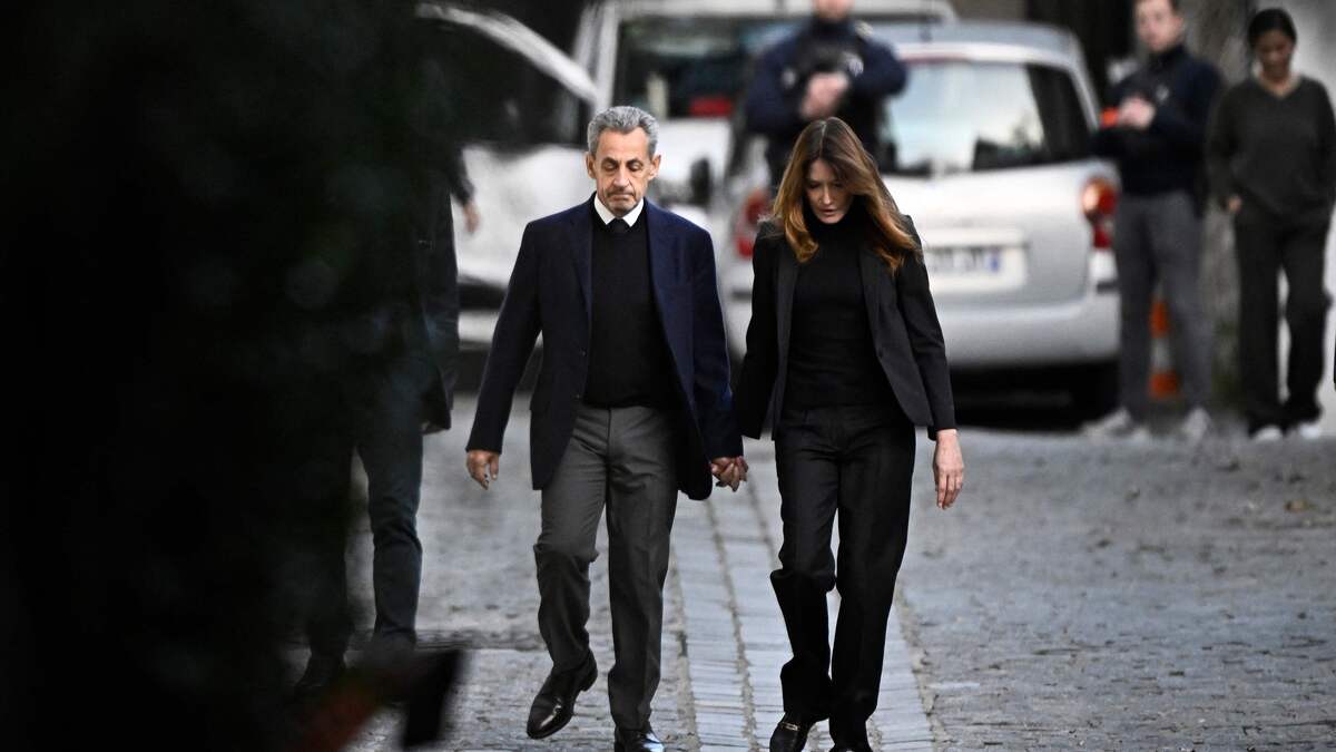 Ex-french President Sarkozy arrives at Paris jail