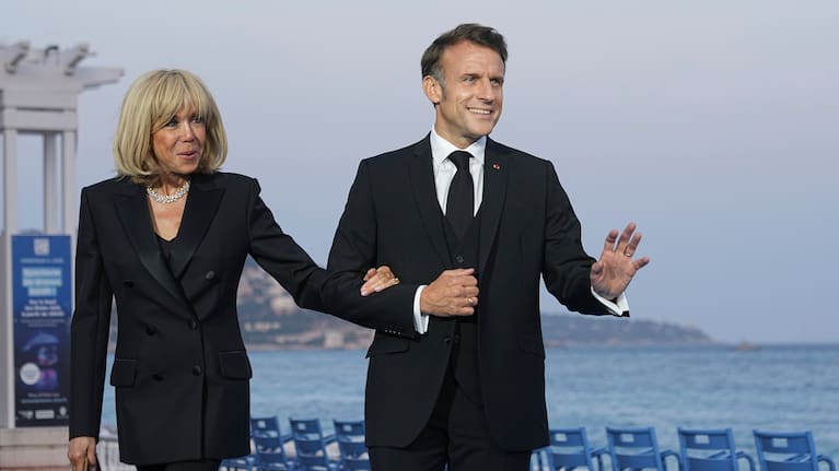 French President Emmanuel Macron and his wife Brigitte Macron pose before a dinner ahead of the UN Ocean Conference.