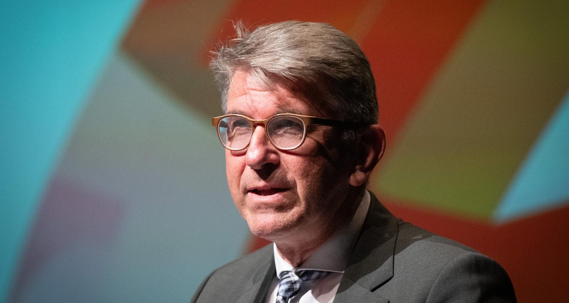 Wolfram Weimer spricht auf einer Veranstaltung.