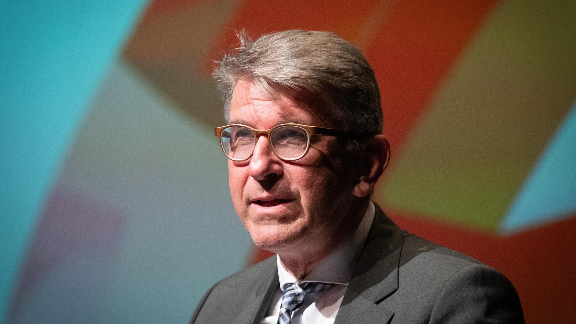 Wolfram Weimer spricht auf einer Veranstaltung. Wolfram Weimer spricht auf einer Veranstaltung.