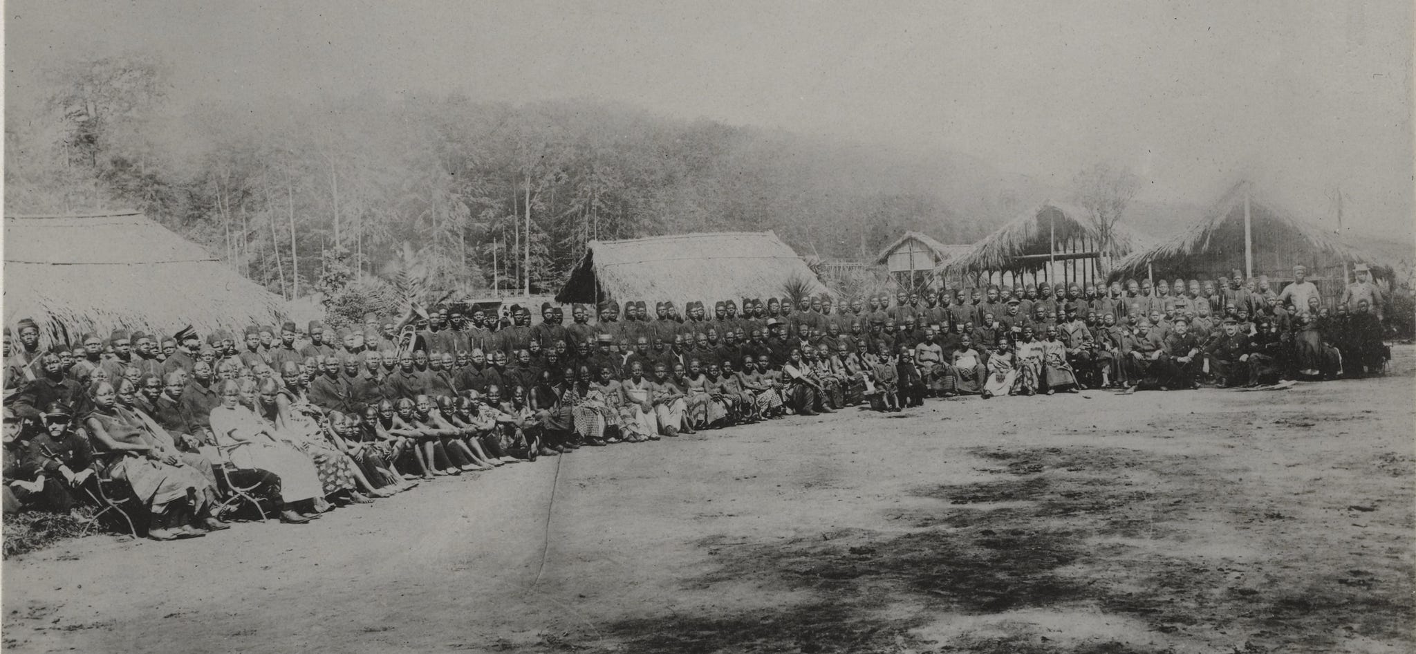 een groepsfoto met de 267 congolese mannen, vrouwen en kinderen in de menselijke zoo van tervuren