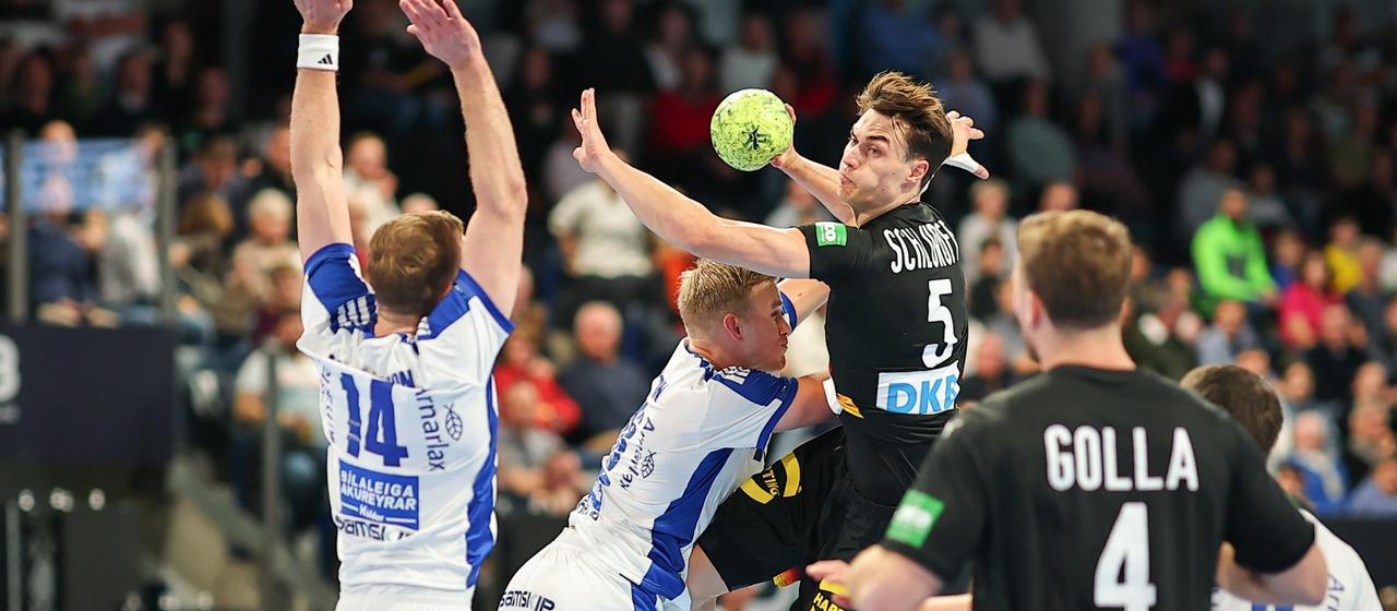 Miro Schluroff in Aktion beim Testspiel gegen Island