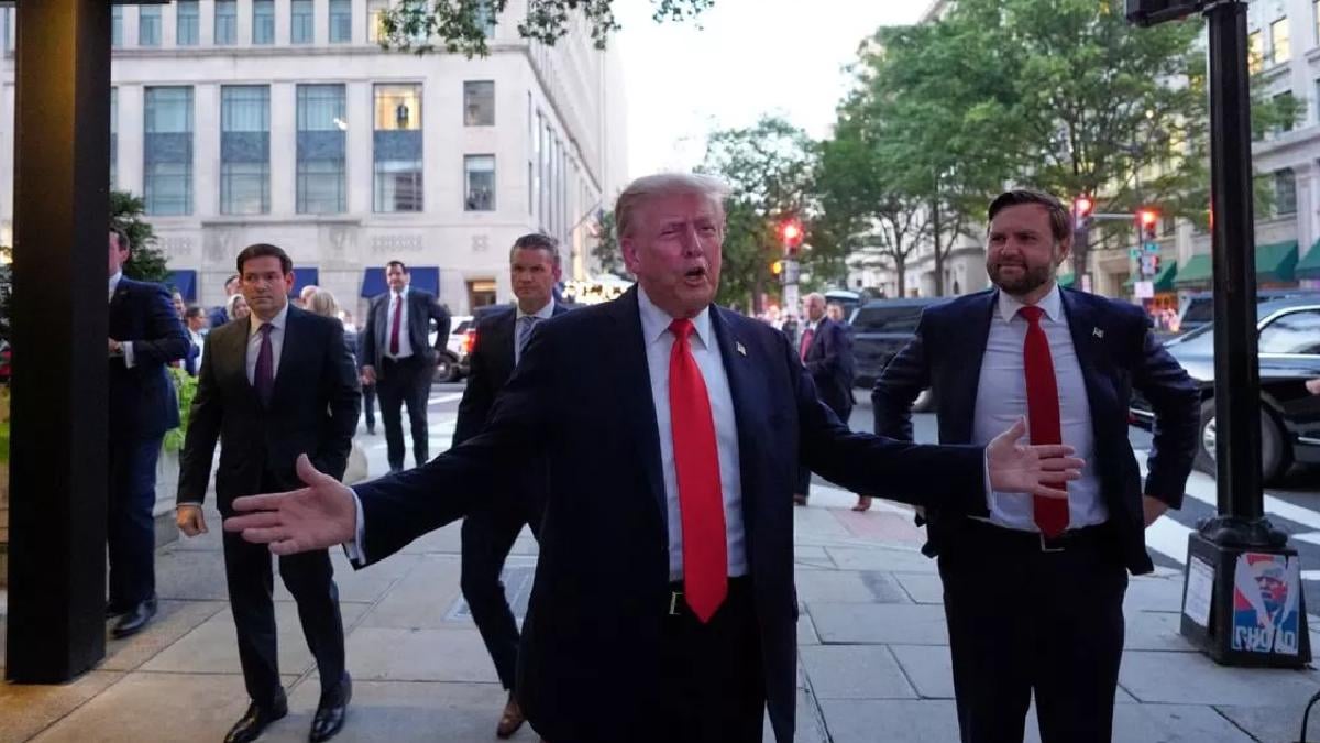 Trump booed entering luxury DC seafood restaurant as furious crowds tell president 'Fuck you'