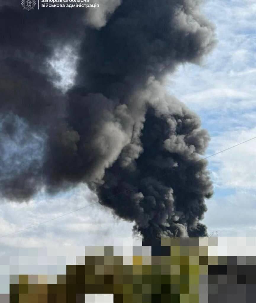 Russia is attacking Zaporizhzhia with glide bombs: explosions have been heard in several districts of the city.
Preliminarily, there are no casualties. The shelling continues.
The Russians attacked the territory of one of Zaporizhzhia’s enterprises.