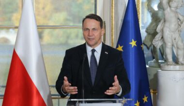 Polens Außenminister droht Wladimir Putin bei Überflug mit Verhaftung