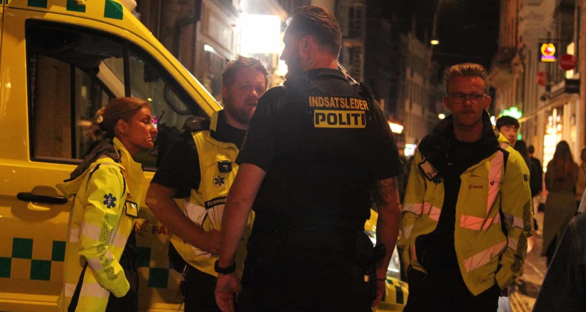 Mænd greb ind, da kvinde blev rørt på numsen på åben gade: Minutter senere lå de blødende på jorden