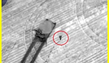 Frightened by a Ukrainian drone, the crew of a Russian tank abandoned their comrade in the middle of an open field to save their own lives