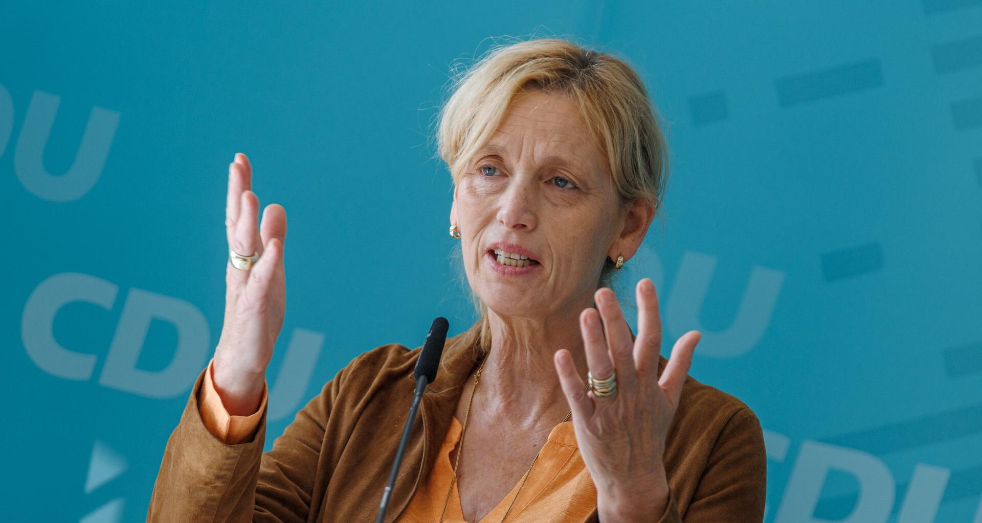 Karin Prien (CDU), Bundesministerin für Familie, Senioren, Frauen und Jugend, steht an einem Rednerpult und gestikuliert.