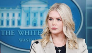 Karoline Leavitt Shares Text Screen Grab That Prompted Her ‘Your Mom’ Response That’s Now Viral | Donald Trump, Karoline Leavitt, Politics | Celebrity News and Gossip | Entertainment, Photos and Videos