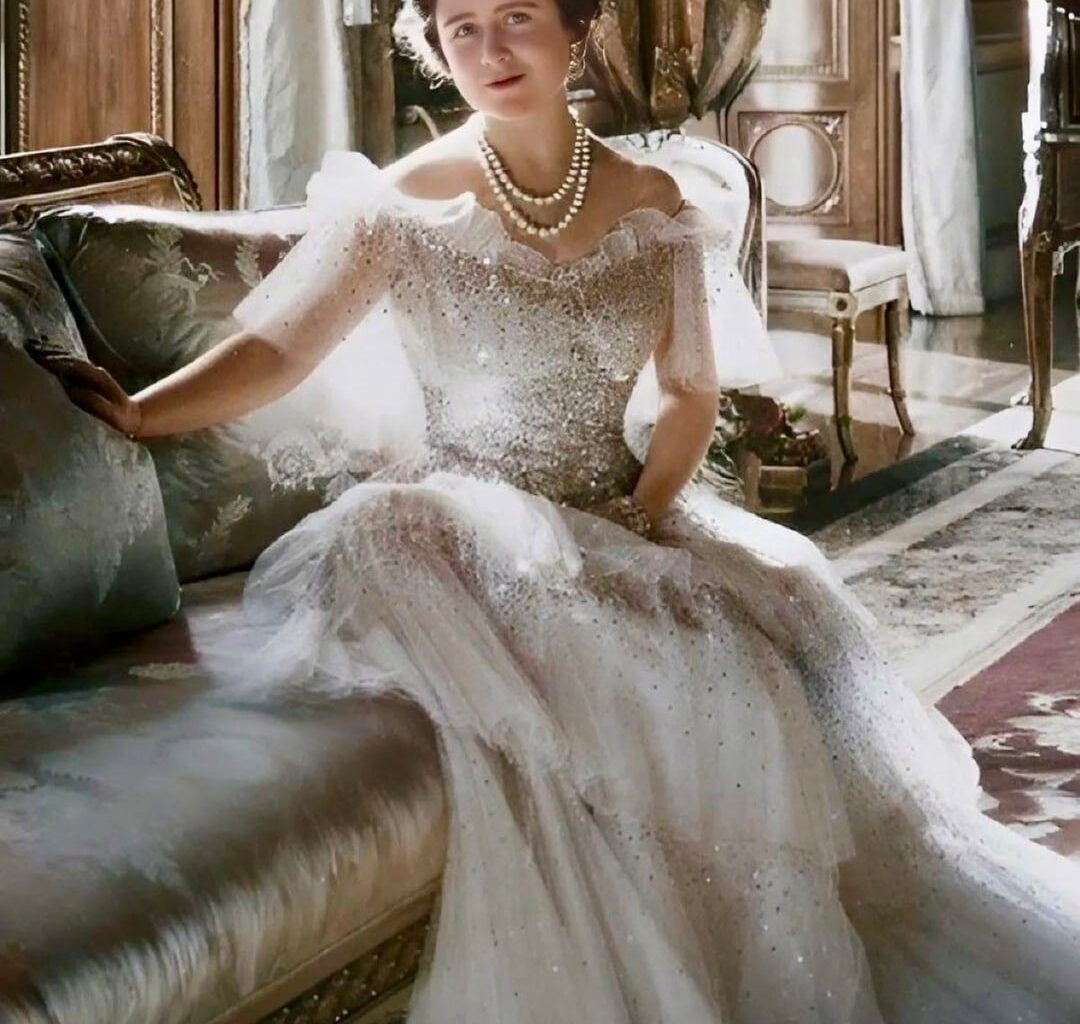 Regal Style Diaries 👑: The Queen Mother’s Style Legacy and Iconic Looks