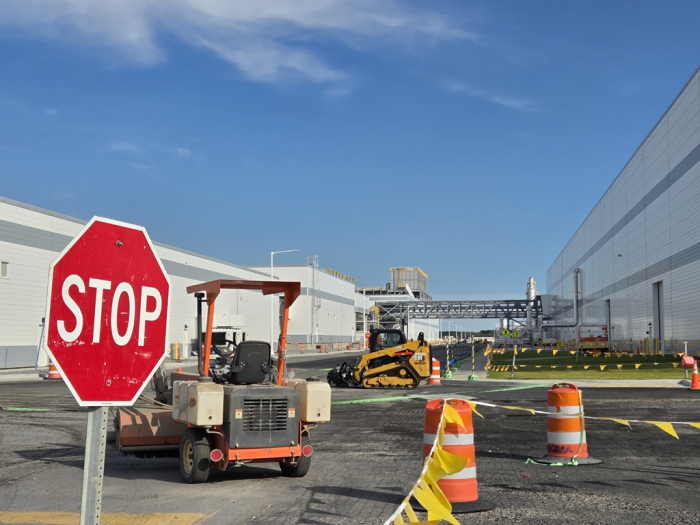 Construction equipment parked in front of the Hyundai Motor-LG Energy Solution joint battery plant in Ellabell, Georgia, following the US raid on the facility on Sept. 4, 2025 (KED file photo)