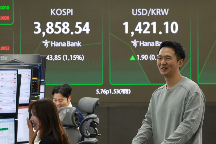 Seoul shares continue to rise in early Tuesday trade, with the index opening at 3,851.01