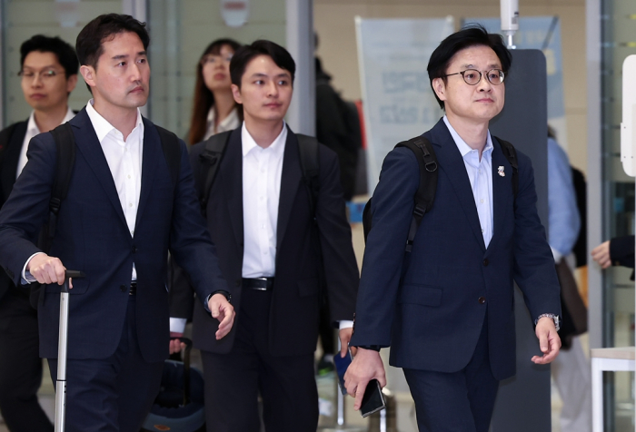 Industry and Trade Minister Kim Jung-kwan (right) returns from his trip to the US for talks with his US counterpart Howard Lutnick on Oct. 20, 2025