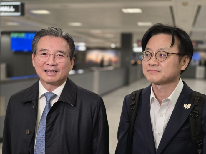 South Korea’s Presidential Policy Chief Kim Yong-beom (left) and Industry Minister Kim Jung-kwan arrive at a Washington, D.C. airport for talks with Commerce Secretary Howard Lutnick on Oct. 22, 2025