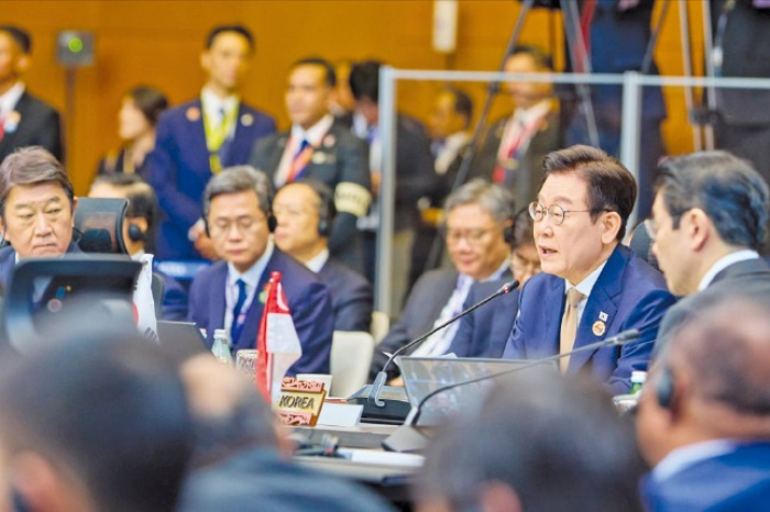 South Korean President Lee Jae Myung (second from right) speaks at the 47th ASEAN summit in Kuala Lumpur, Malaysia,on October 27, 2025 