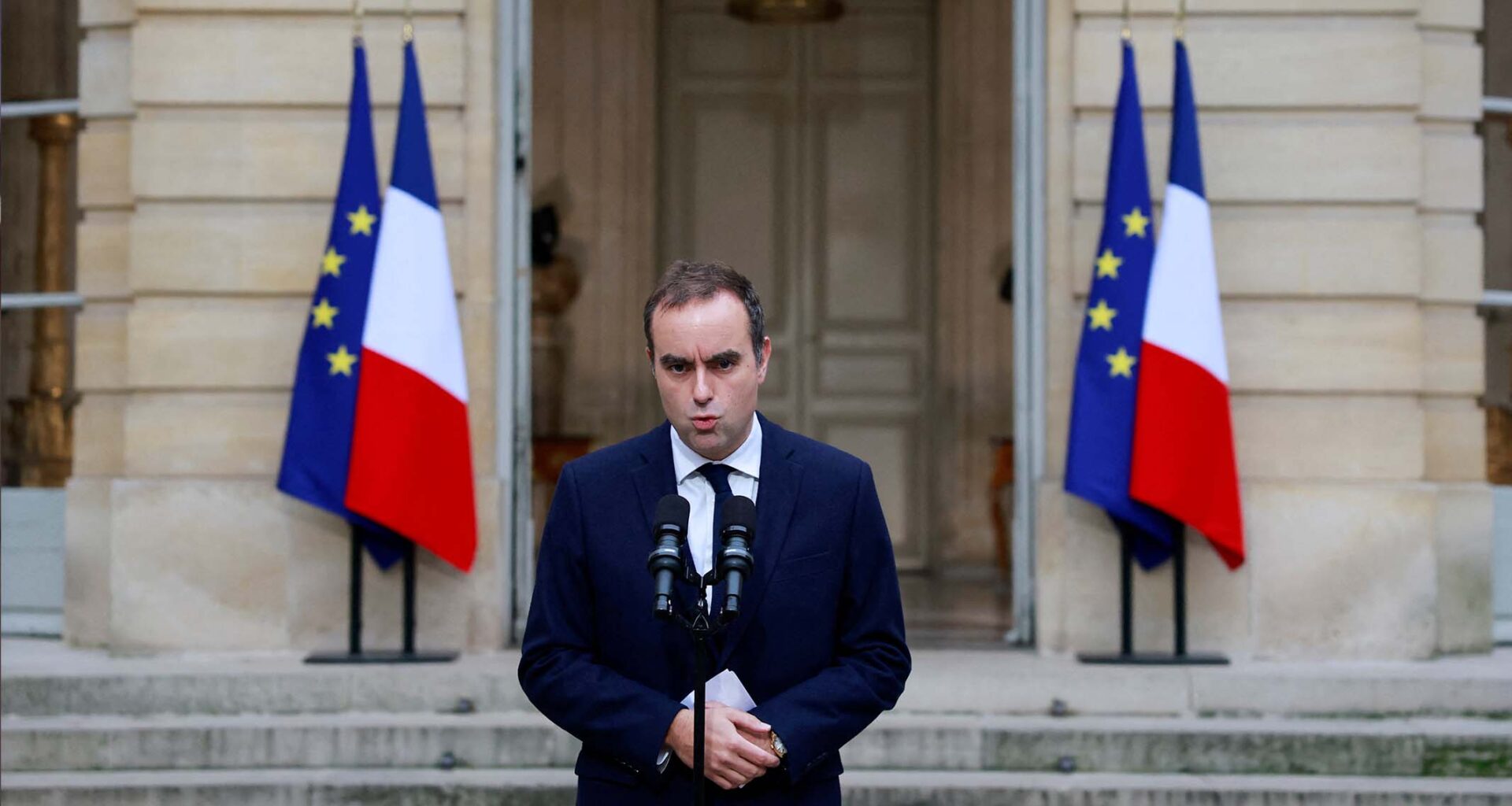 France: à peine reconduit, le premier ministre déjà menacé