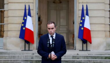 France: à peine reconduit, le premier ministre déjà menacé