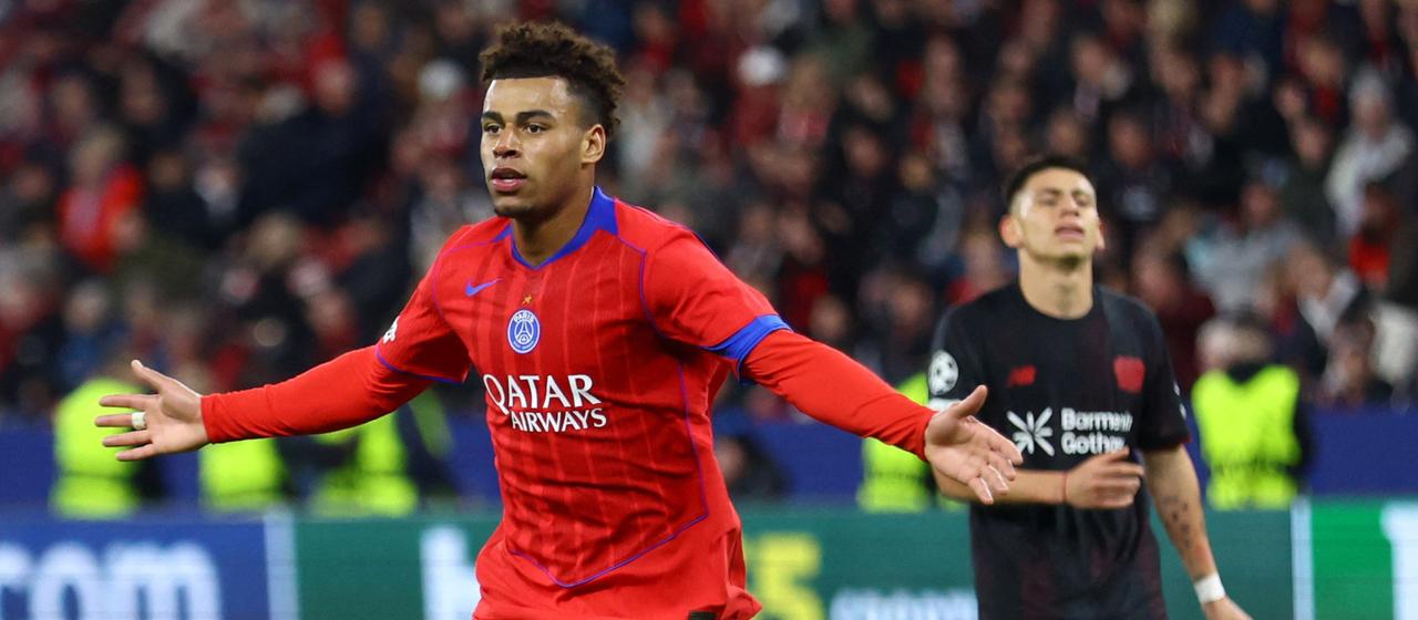 Désiré Doué jubelt (l.) gegen Leverkusen