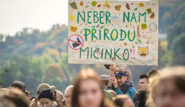 FOTO: Tisíce lidí protestovaly před Pražským hradem proti ovládnutí MŽP fossilním lobbystou Macinkou
