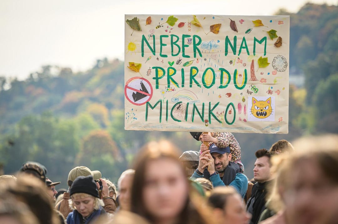 FOTO: Tisíce lidí protestovaly před Pražským hradem proti ovládnutí MŽP fossilním lobbystou Macinkou
