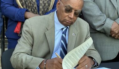 Mayor signs order barring feds from North Chicago properties