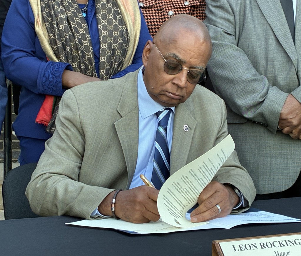 Mayor signs order barring feds from North Chicago properties