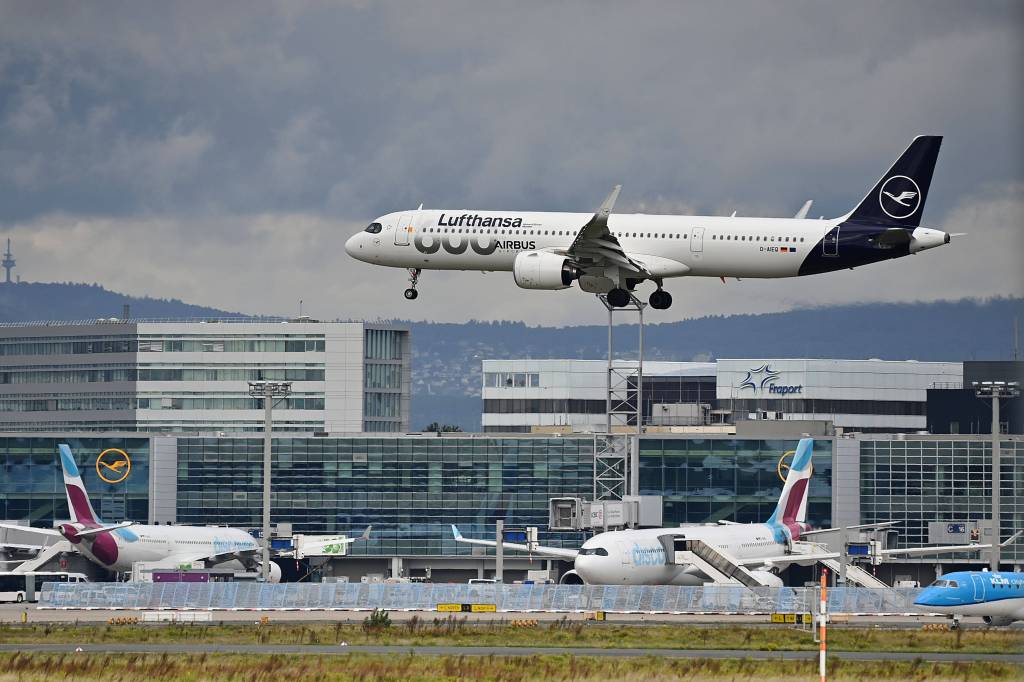 Lufthansa Airbus A321 landing at Frankfurt Airport.