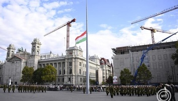 A Kossuth téri sortűz áldozatairól emlékeztek meg Budapesten - illusztráció