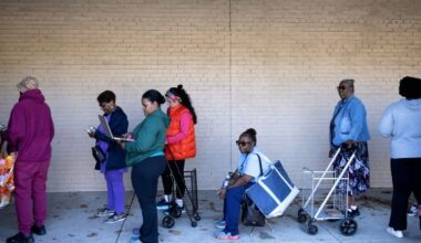 Frustrated Federal Employees Line Up For Food As US…