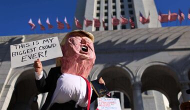 Ein Demonstrant im Donald-Trump-Kostüm nimmt an einer No Kings-Demonstration teil.