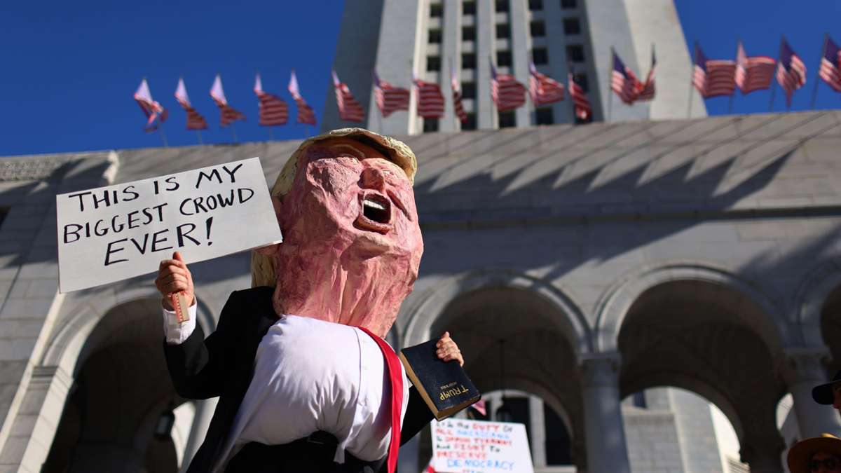 Ein Demonstrant im Donald-Trump-Kostüm nimmt an einer No Kings-Demonstration teil.