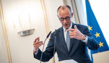 Das Bild zeigt Bundeskanzler Merz an einem Rednerpult nach einem Besuch bei der baden-württembergischen Landesregierung in Stuttgart.