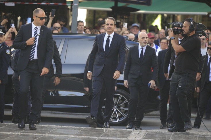 Ο Κυριάκος Μητσοτάκης στην κηδεία του Διονύση Σαββόπουλου