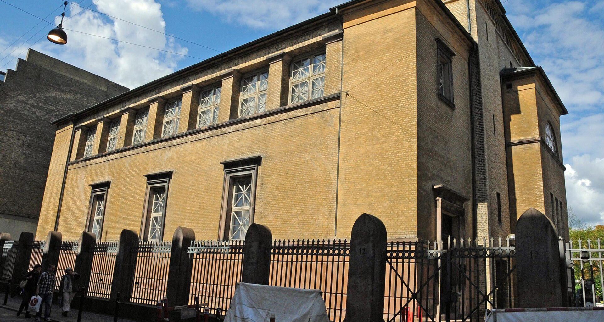 Krigeriske bønner i synagogen bliver kritiseret af jøder - Danske jøder har kritiseret, at synagogen i Krystalgade beder til Israels hær, mens Israel begår folkedrab på palæstinenserne.